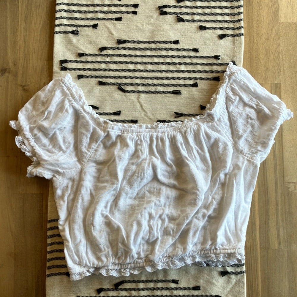 🌸 White Ruffled Blouse 🌸